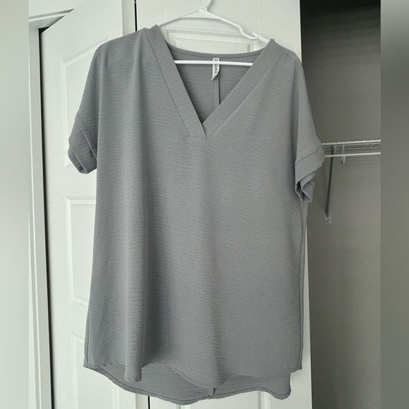 Zenana Outfitters Gray V-Neck Short Sleeve Top - Picture 1 of 4
